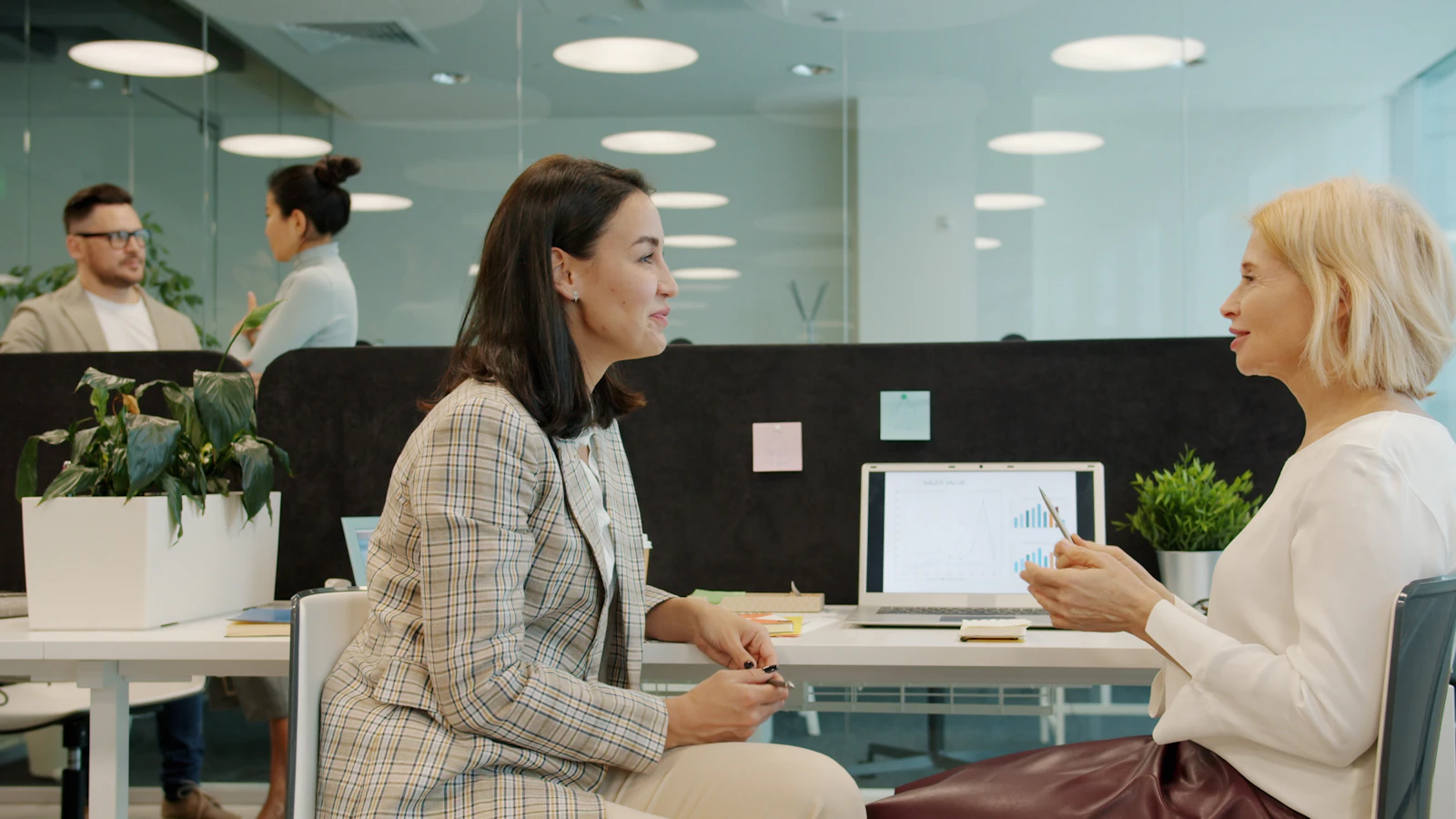 Conversación profesional en una oficina moderna