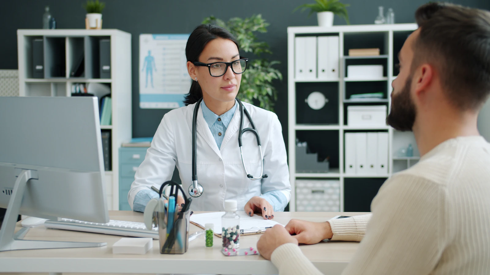 Consulta médica en un consultorio dentro de una empresa